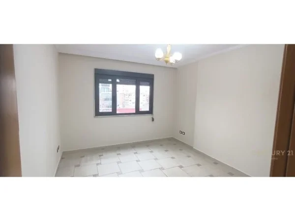 Tirane, jepet me qera zyre Kati 3, 132 m² 1.400 € (Qender)