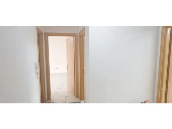 Tirane, jepet me qera zyre Kati 3, 132 m² 1.400 € (Qender)