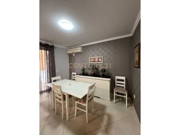 Tirane, jepet me qera apartament 2+1+Aneks+Ballkon Kati 5, 105 m² 800 € (Brraka)