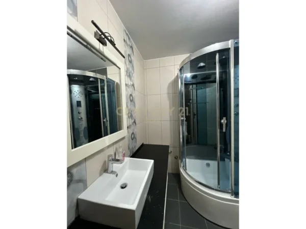 Tirane, jepet me qera apartament 2+1+Aneks+Ballkon Kati 5, 105 m² 800 € (Brraka)