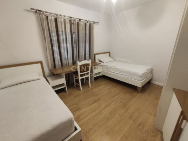 Tirane, jepet me qera apartament 2+1+Aneks+Ballkon Kati 2, 90 m² 750 € (21 dhjetori)