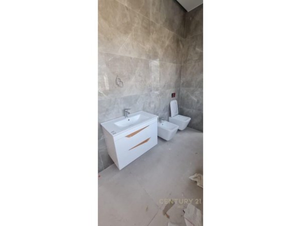 Tirane, jepet me qera zyre Kati 10, 160 m² 2.500 € (Delijorgji)