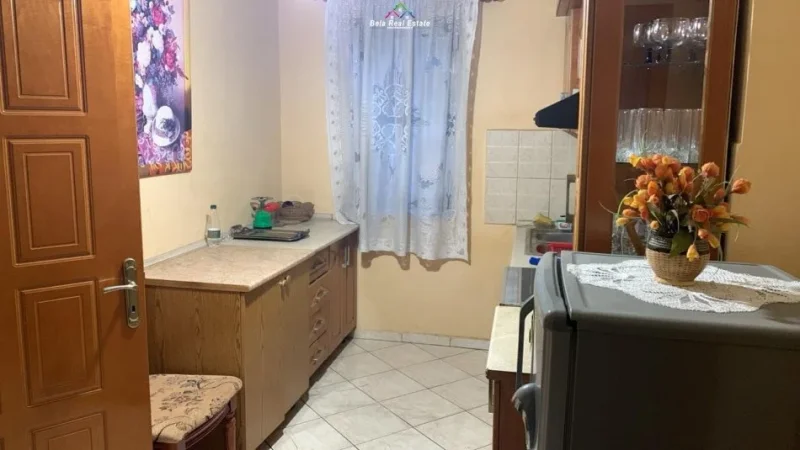 Tirane, jap me qera 2+1 Kati 3, 80 m² 500 € (rruga bardhyl)