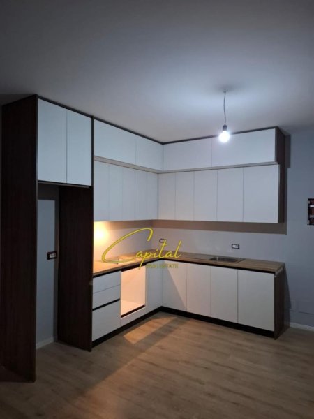 Tirane, jepet me qera apartament 1+1 Kati 7, 77 m² 500 € (RRUGA 5 MAJI)