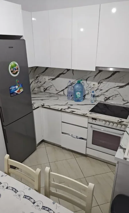 Tirane, jepet me qera apartament 1+1+Aneks+Ballkon Kati 3, 63 m² 400 € (astir)