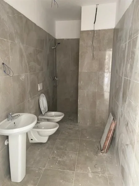 Tirane, jap me qera zyre Kati 3, 89 m² (prane Pazarit te Ri)