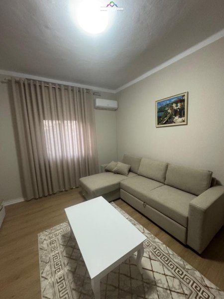 Tirane, jepet me qera apartament 1+1+Ballkon Kati 5, 65 m² 650 € (blloku)