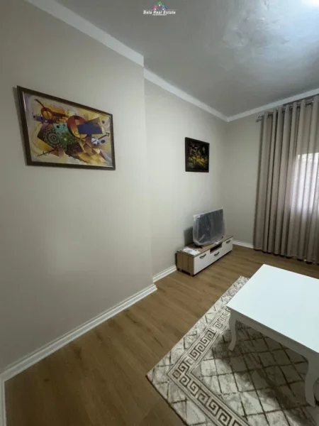 Tirane, jepet me qera apartament 1+1+Ballkon Kati 5, 65 m² 570 € (blloku)