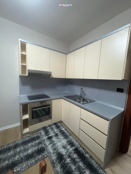 Tirane, jepet me qera apartament 1+1+Ballkon Kati 5, 65 m² 650 € (blloku)