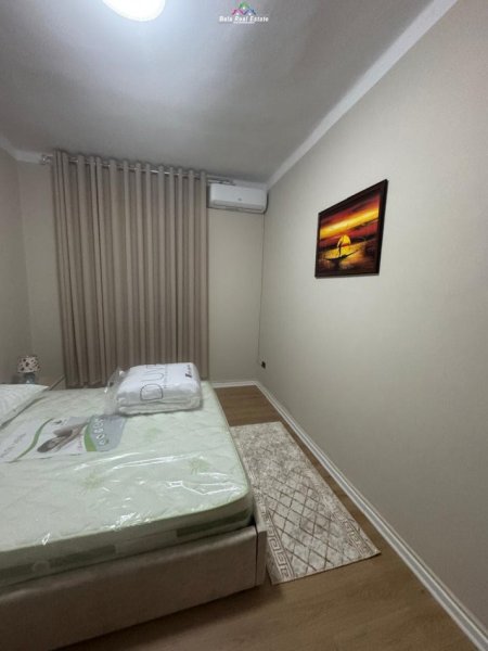Tirane, jepet me qera apartament 1+1+Ballkon Kati 5, 65 m² 650 € (blloku)
