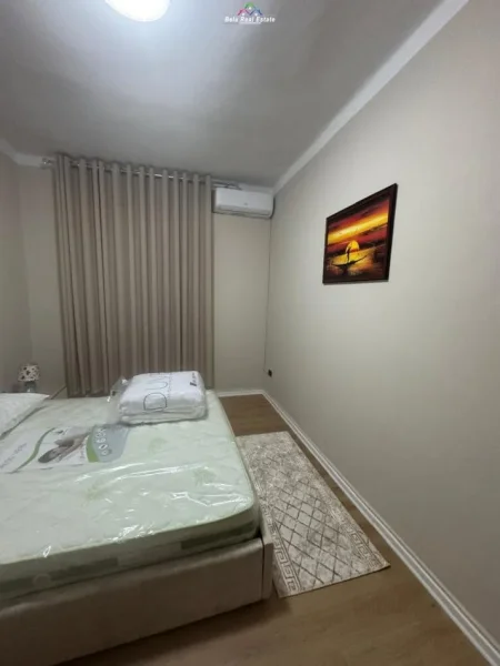 Tirane, jepet me qera apartament 1+1+Ballkon Kati 5, 65 m² 570 € (blloku)
