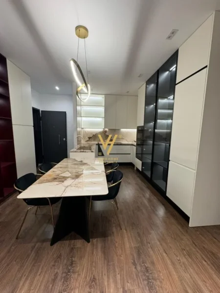 Tirane, jepet me qera apartament 3+1+Ballkon Kati 15, 167 m² 2.500 € (RRUGA E KAVAJES)