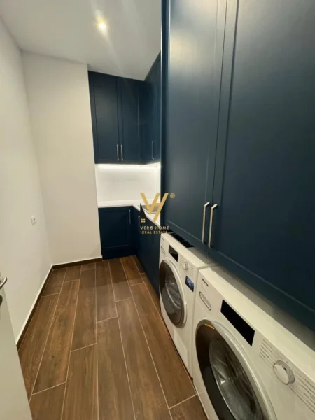 Tirane, jepet me qera apartament 3+1+Ballkon Kati 15, 167 m² 2.500 € (RRUGA E KAVAJES)