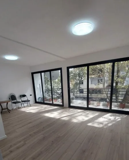 Tirane, jepet me qera ambjent biznesi Kati 3, 120 m² 900 € 