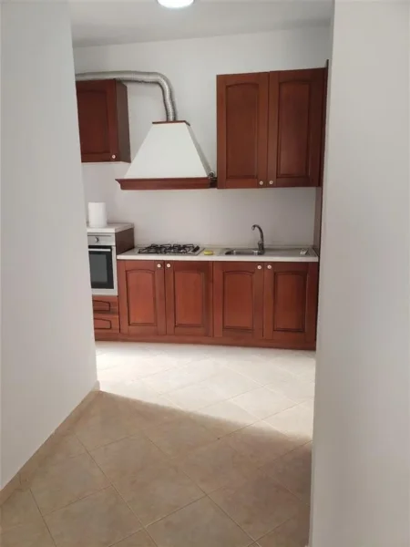 Tirane, jap me qera apartament 2+1+Ballkon Kati 2, 145 m² 550 € (Fusha e Aviacionit)