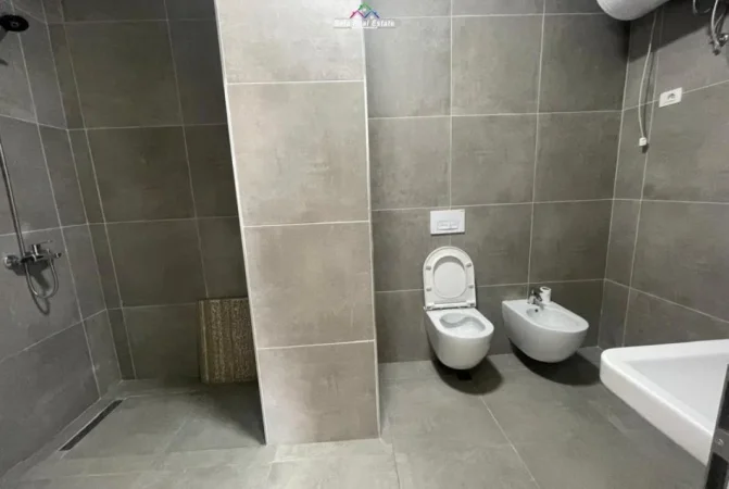 Tirane, jepet me qera zyre Kati 5, 114 m² 700 € (21 dhjetori)