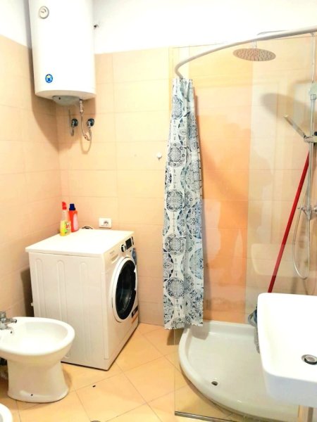 Tirane, jepet me qera apartament 2+1 Kati 5, 90 m² 680 € (kopshti botanik)