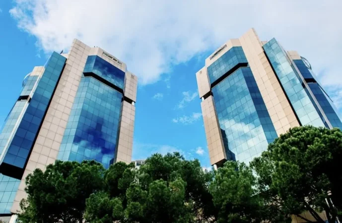 Tirane, jepet me qera ambjent biznesi Kati 2, 25 m² 650 € 