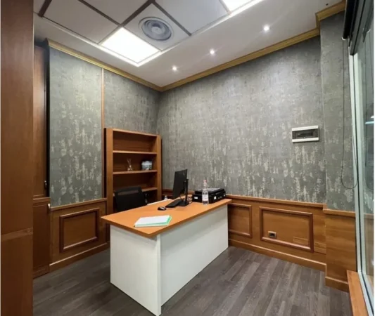 Tirane, jepet me qera ambjent biznesi Kati 2, 25 m² 650 € 