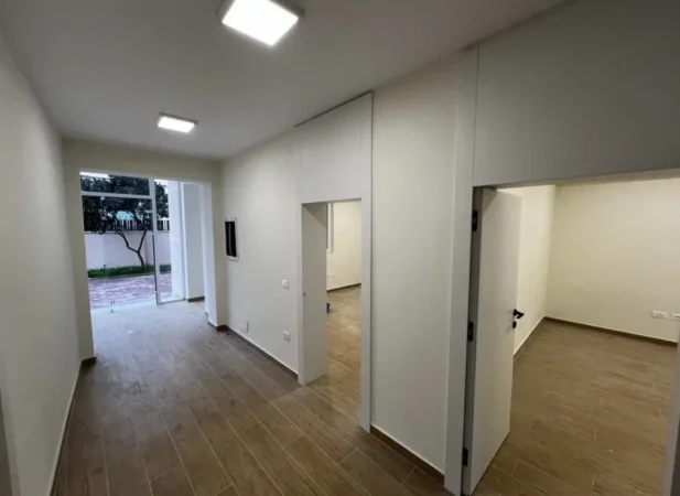 Tirane, jepet me qera ambjent biznesi , 170 m² 1.500 € 