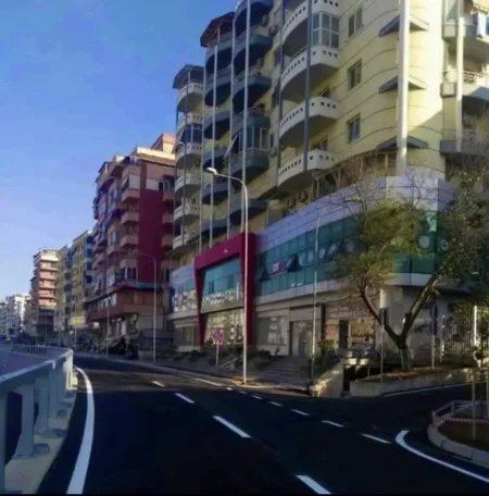 Tirane, jepet me qera zyre Kati 0, 110 m² 800 € 