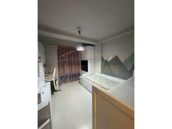 Tirane, jepet me qera apartament 2+1+Ballkon Kati 3, 100 m² 450 € (Unaza e Re)