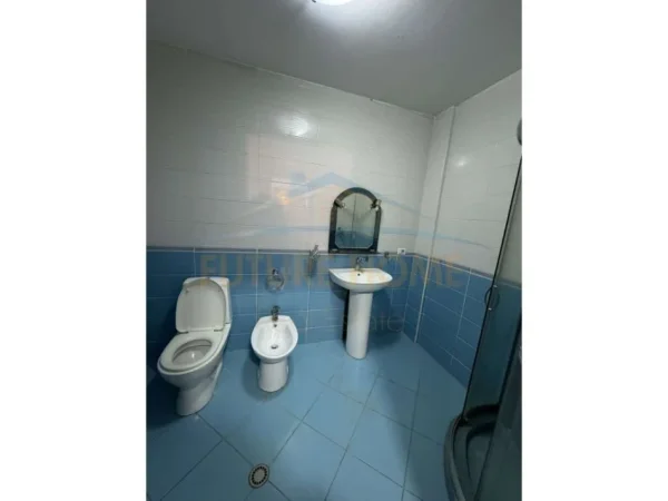 Tirane, jepet me qera apartament 2+1+Ballkon Kati 3, 100 m² 450 € (Unaza e Re)