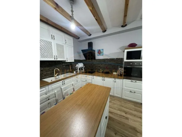 Tirane, jepet me qera apartament 2+1+Ballkon Kati 3, 100 m² 450 € (Unaza e Re)