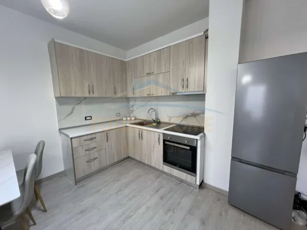 Tirane, jepet me qera apartament 1+1+Ballkon Kati 4, 500 € (Unaza e Re)