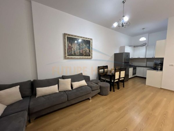 Tirane, jepet me qera apartament 1+1+Ballkon Kati 9, 89 m² 420 € (Unaza e Re)