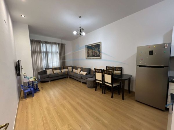 Tirane, jepet me qera apartament 1+1+Ballkon Kati 9, 89 m² 420 € (Unaza e Re)