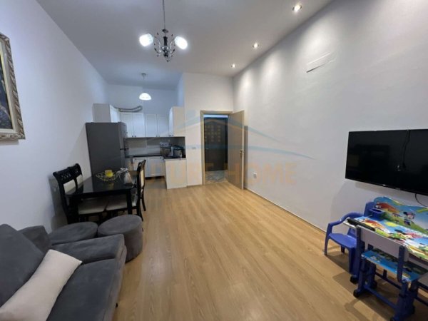 Tirane, jepet me qera apartament 1+1+Ballkon Kati 9, 89 m² 420 € (Unaza e Re)