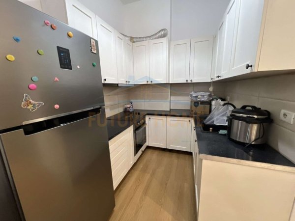 Tirane, jepet me qera apartament 1+1+Ballkon Kati 9, 89 m² 420 € (Unaza e Re)
