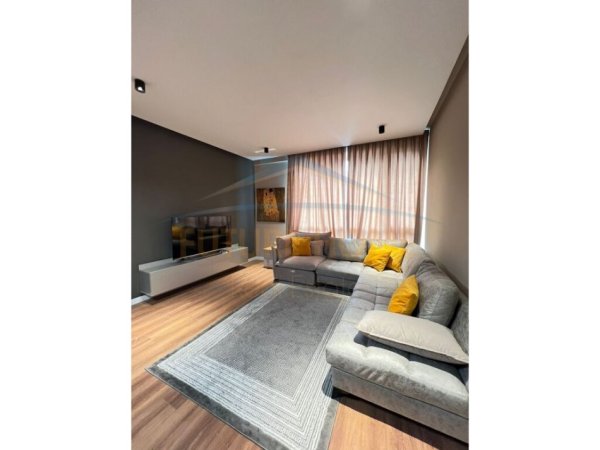 Tirane, jepet me qera apartament 2+1+Ballkon+Post Parkimi, Kati 5, 100 m² 850 €, Rezidenca Clover,  (Fusha e Aviacionit)
