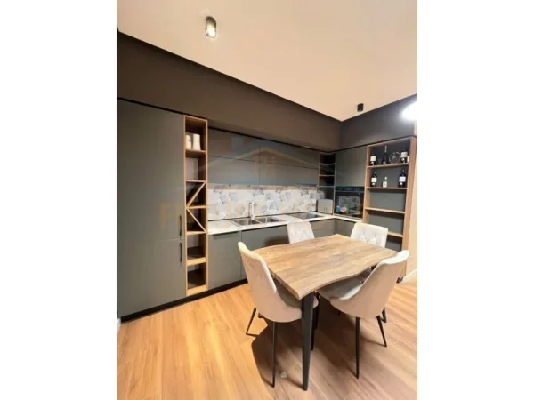 Tirane, jepet me qera apartament 2+1+Ballkon+Post Parkimi, Kati 5, 100 m² 850 €, Rezidenca Clover,  (Fusha e Aviacionit)