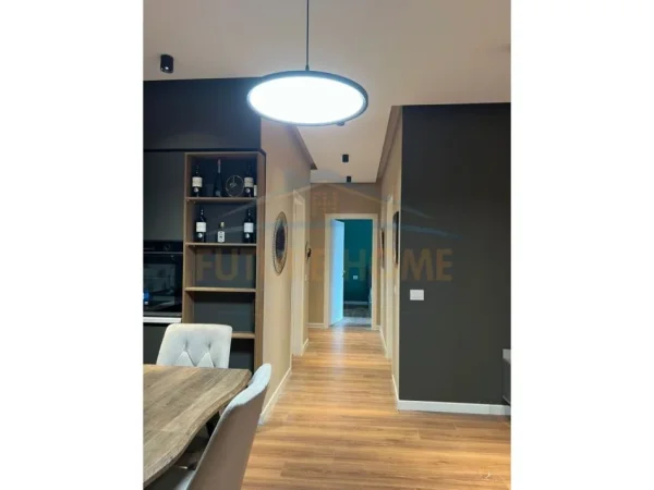 Tirane, jepet me qera apartament 2+1+Ballkon+Post Parkimi, Kati 5, 100 m² 850 €, Rezidenca Clover,  (Fusha e Aviacionit)