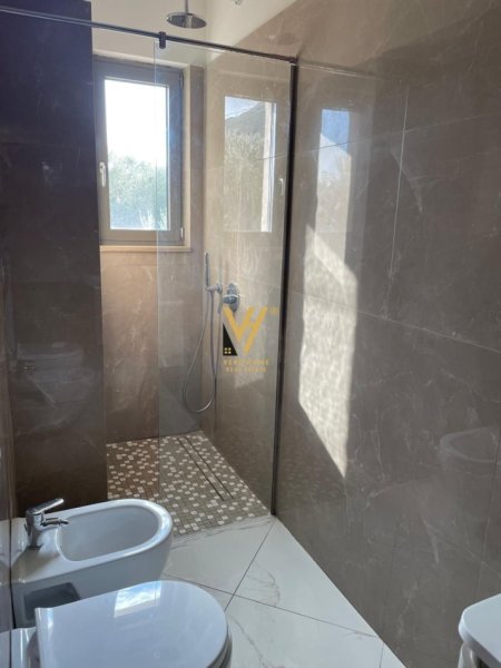 Vlore, jepet me qera apartament 2+1+Ballkon Kati 1, 133 m² 1.250 € (VLORE)