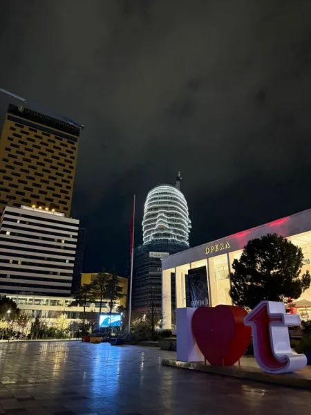 Tirane, shitet apartament 2+1+Aneks+Ballkon+Post Parkimi Kati 13, 163 m² 680.000 € (Sheshi Skenderbej)