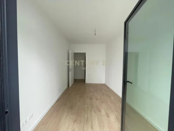 Tirane, jepet me qera zyre Kati 1, 89 m² 1.350 € (liqeni tiranes)