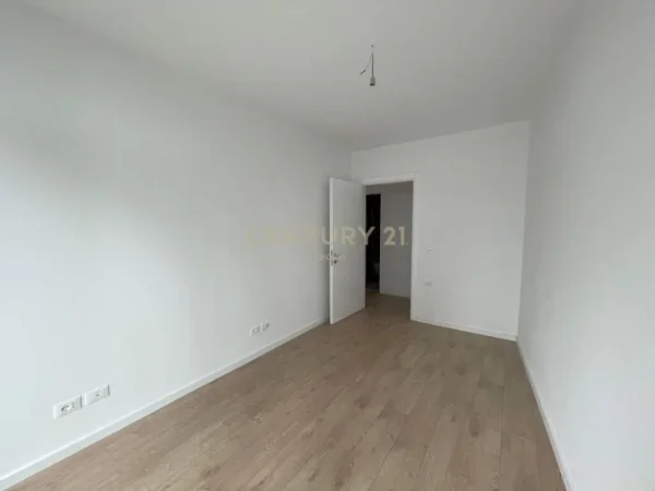 Tirane, jepet me qera zyre Kati 1, 89 m² 1.350 € (liqeni tiranes)