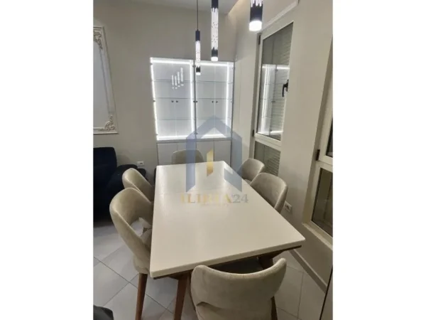 Tirane, jepet me qera apartament 2+1+Ballkon Kati 5, 95 m² 700 € (Don Bosko)