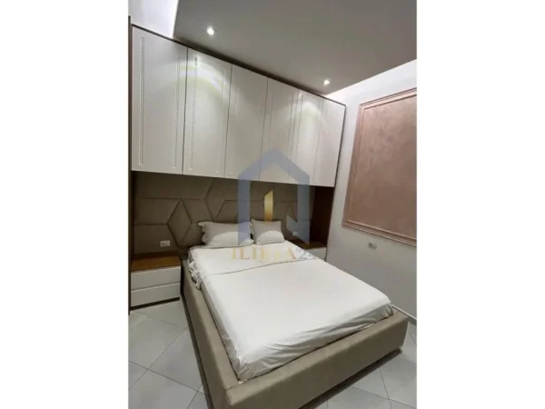 Tirane, jepet me qera apartament 2+1+Ballkon Kati 5, 95 m² 700 € (Don Bosko)