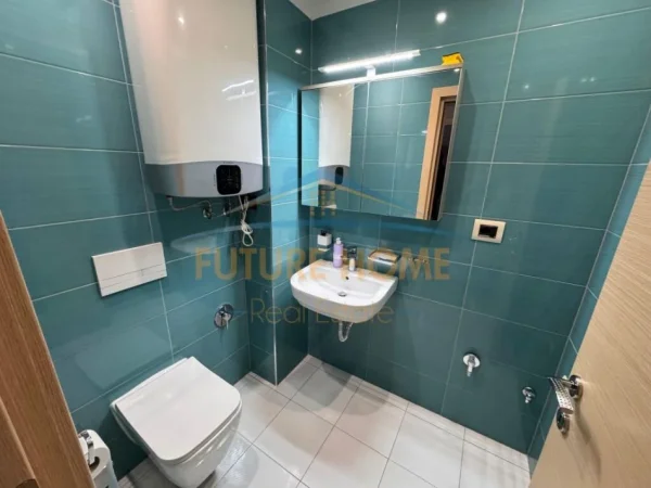 Tirane, shitet apartament 2+1+Ballkon Kati 10, 105 m² 235.000 € (Komuna e Parisit)