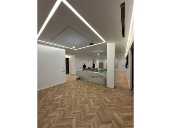 Tirane, jepet me qera ambjent biznesi Kati 10, 160 m² 2.500 € (Rruga e Kavajes)