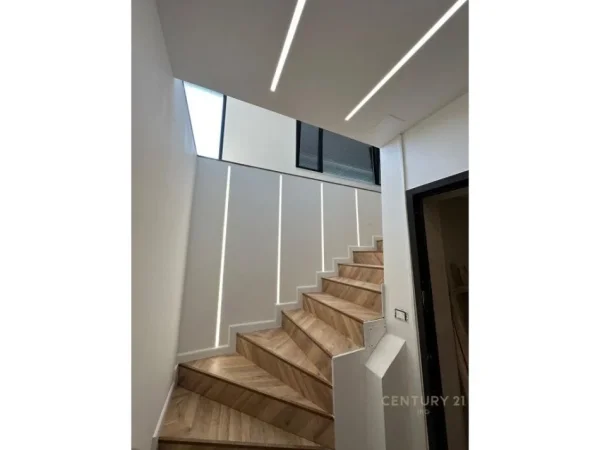 Tirane, jepet me qera ambjent biznesi Kati 10, 160 m² 2.500 € (Rruga e Kavajes)