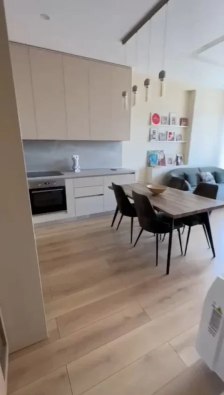 Tirane, jepet me qera apartament 1+1+Ballkon Kati 7, 70 m² 650 € (Shkolla e Kuqe, Rruga Qemal Stafa)