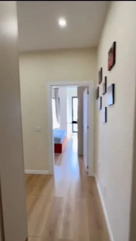 Tirane, jepet me qera apartament 1+1+Ballkon Kati 7, 70 m² 650 € (Shkolla e Kuqe, Rruga Qemal Stafa)