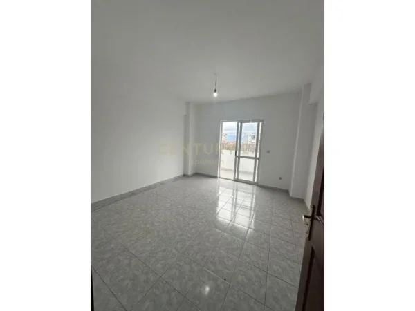 Tirane, shitet apartament 2+1+Ballkon Kati 4, 101 m² 140.000 € (Laprake)