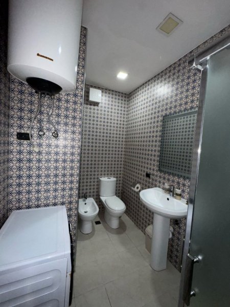 Tirane, jepet me qera apartament 2+1+Aneks+Ballkon Kati 5, 110 m² 600 € (komuna e parisit)