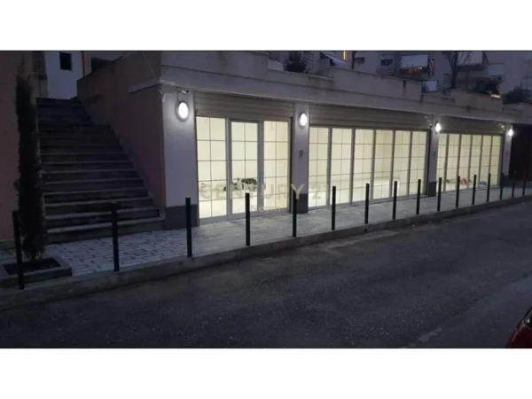Tirane, jepet me qera ambjent biznesi Kati 0, 100 m² 700 € (liqeni thate)